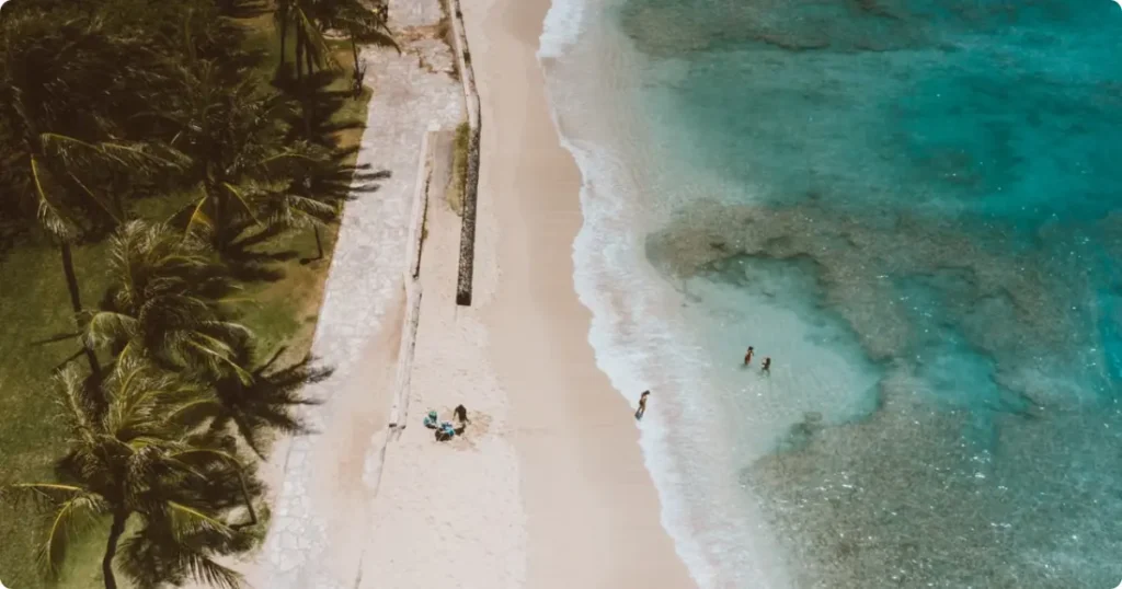 Turquoise water and white sand beach in Hawaii representing the complete Hawaii vacation cost guide